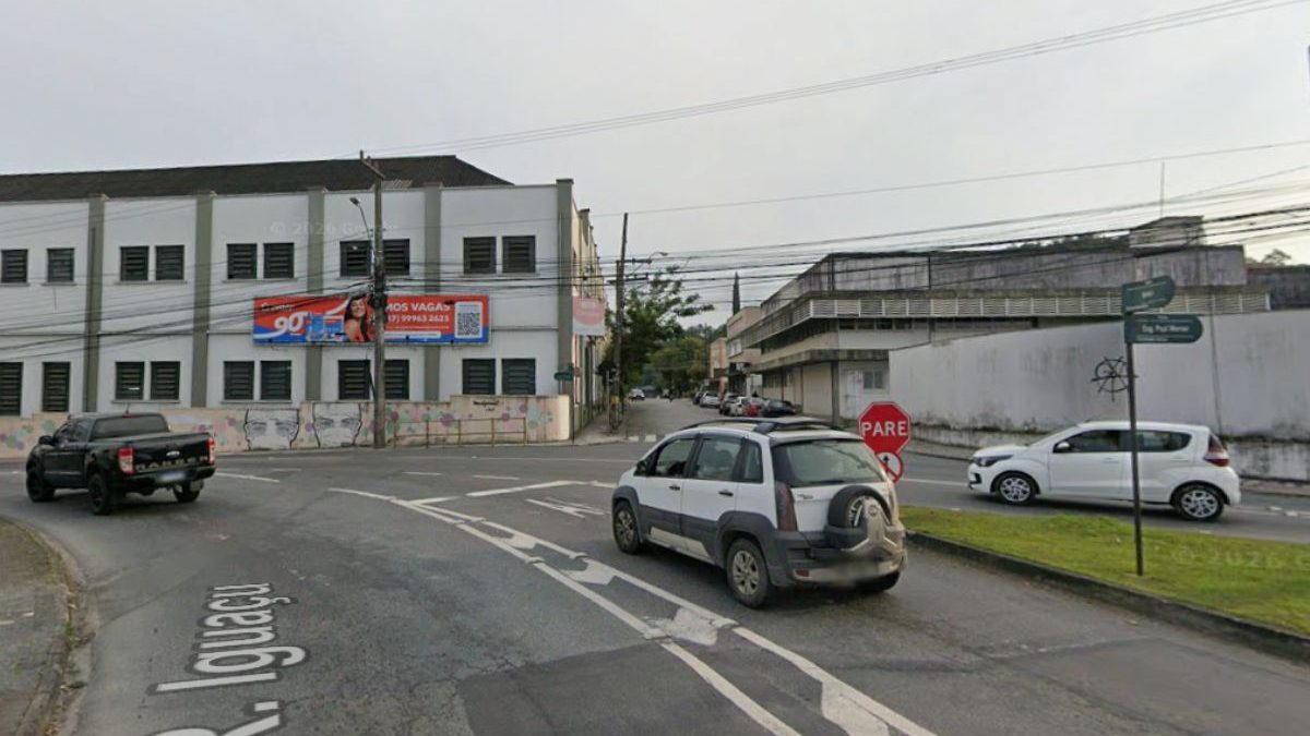 Motociclista de 27 anos morre ao perder controle e bater contra placa de trânsito em Blumenau