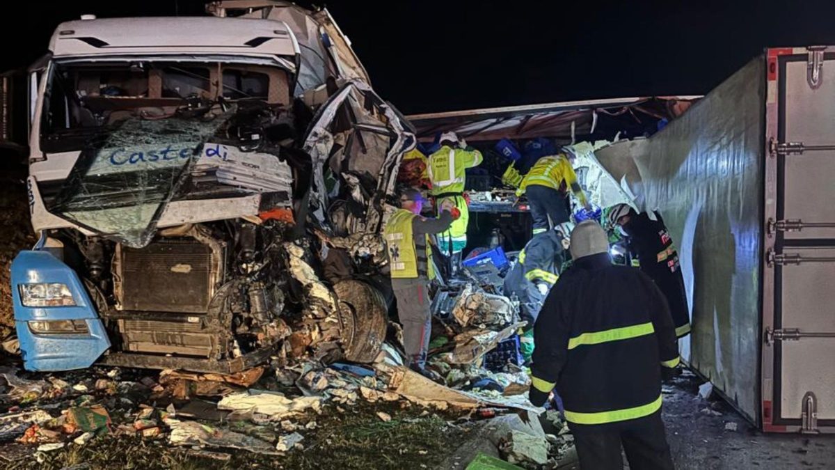 Motorista morre e caminhões ficam destruídos após grave acidente na BR-116, em SC