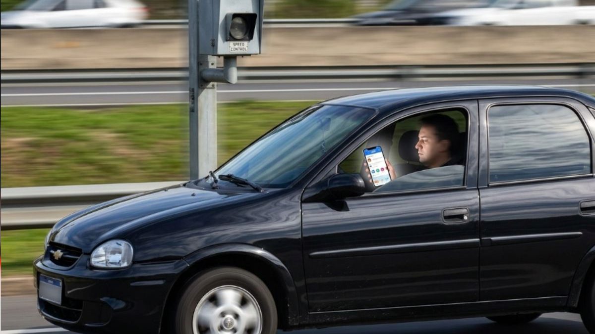 Novas câmeras com IA começam a multar na Raposo Tavares; equipamentos flagraram mil infrações em apenas 72h