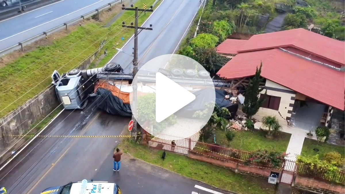 Caminhão tomba na BR-101, destrói casa e causa bloqueio total de pista marginal nesta terça-feira em SC