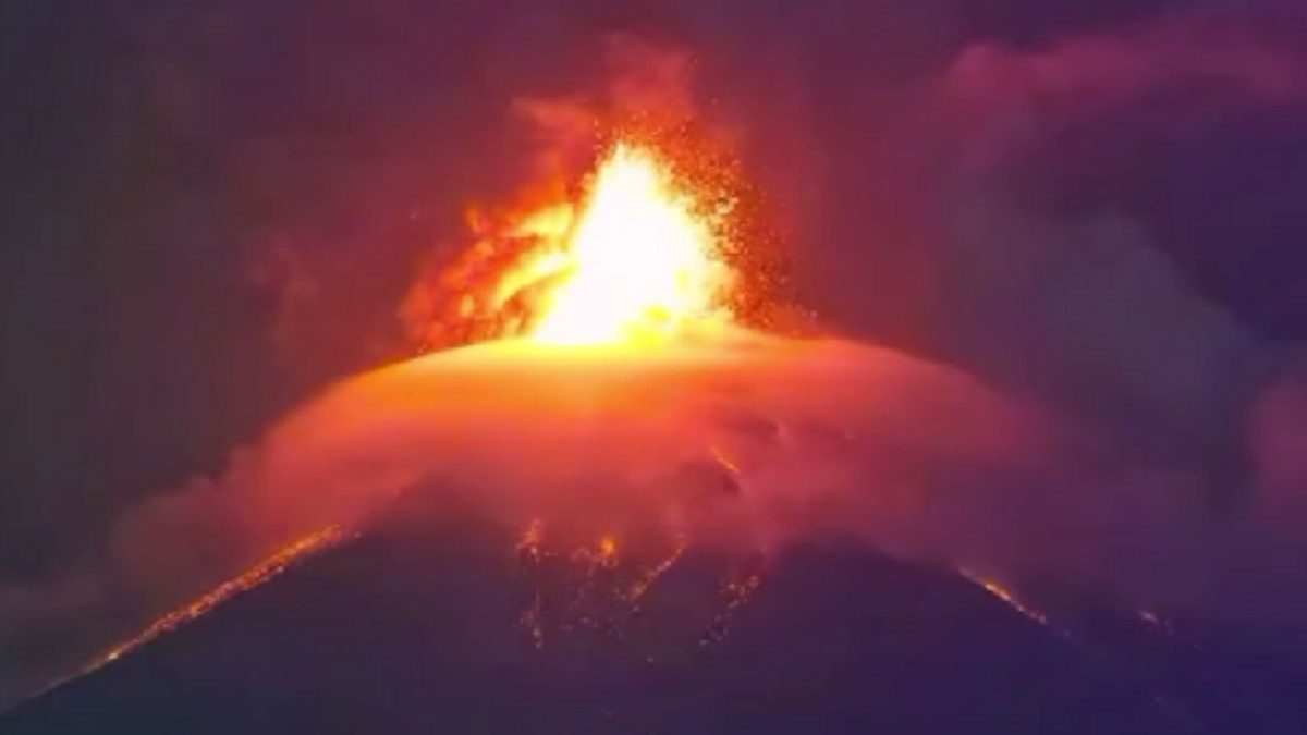 Vulcão Fuego entra em erupção perto de cidade turística na Guatemala e autoridades emitem alerta