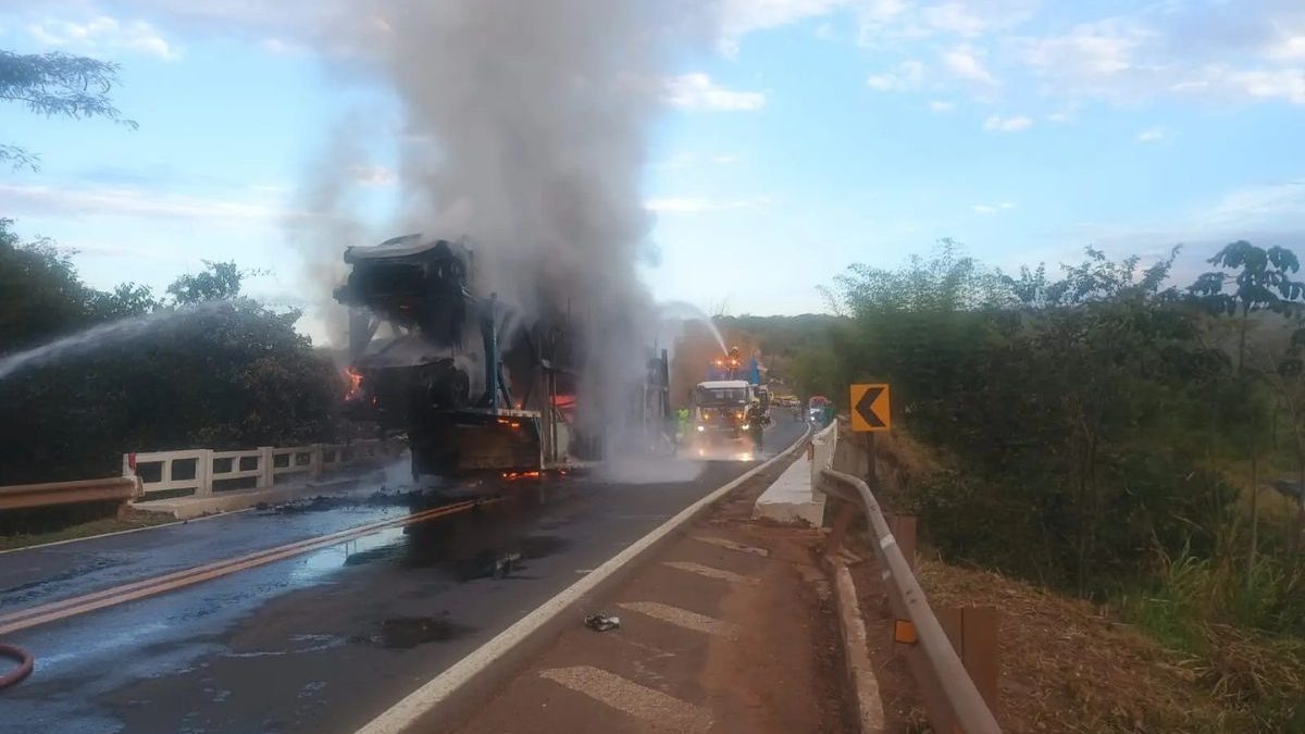 Incêndio atinge carreta-cegonha com BYD’s 0km e destrói toda a carga na BR-364