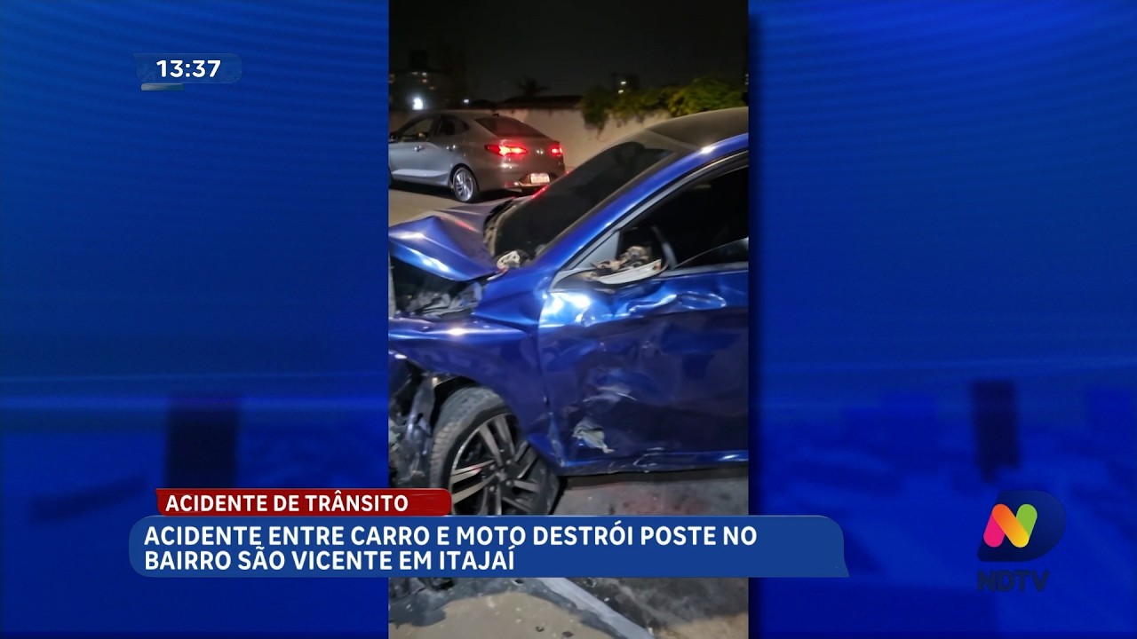 Colisão entre carro e moto destrói poste em Itajaí