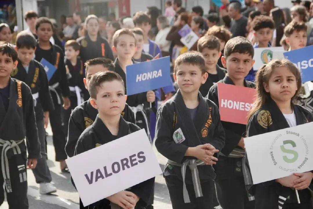 Desfile reúne mais de 4 mil participantes pelos 166 anos de Brusque