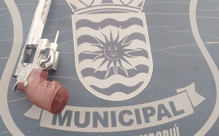 Homem ameaça colegas com arma fake e é preso
