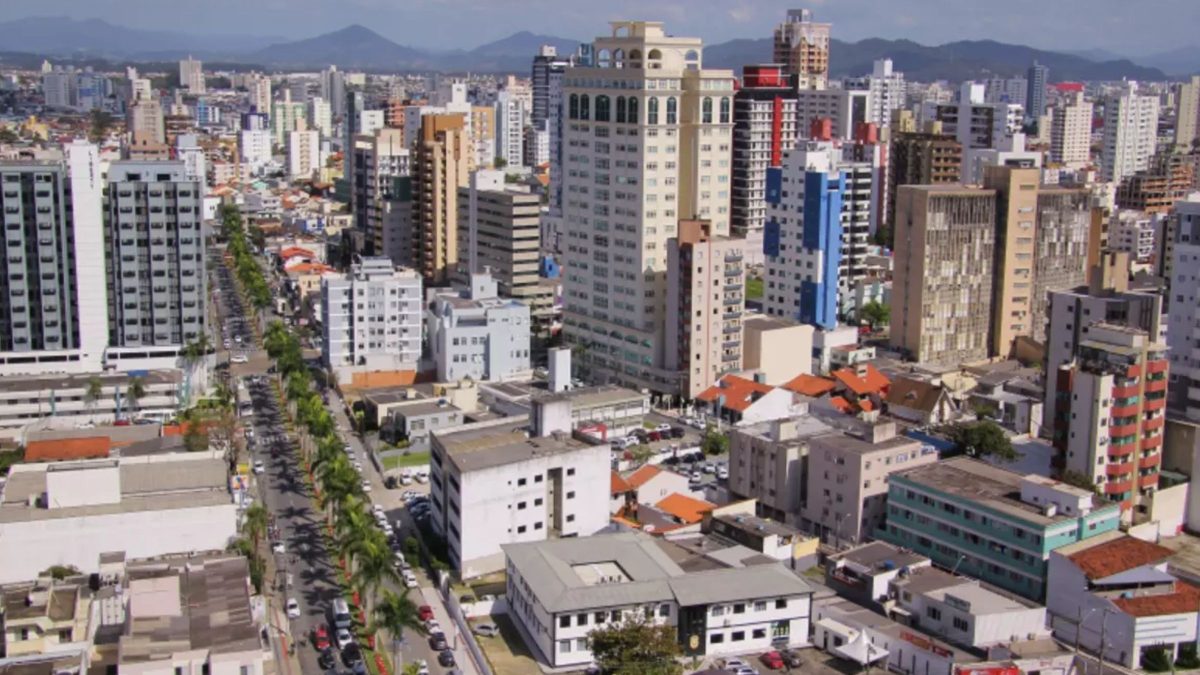 Novo programa habitacional pode garantir casa própria com parcelas de R$ 500 em cidade ‘rica’ de SC