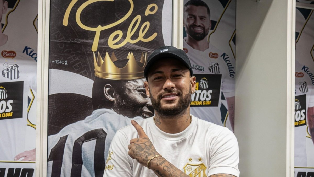 Quase R$ 2 milhões: veja os itens de Pelé arrematados com lances elevados no leilão de Neymar