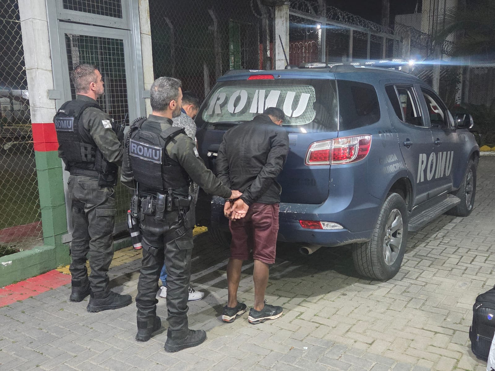 Dois foragidos da Justiça foram presos pela Guarda Municipal na rodoviária de Balneário Camboriú