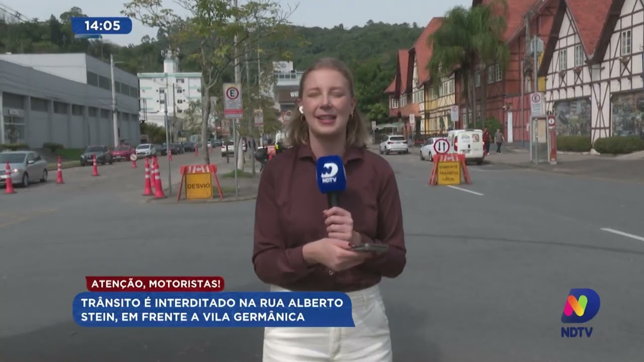 Trânsito é interditado na rua Alberto Stein, em frente a Vila Germânica