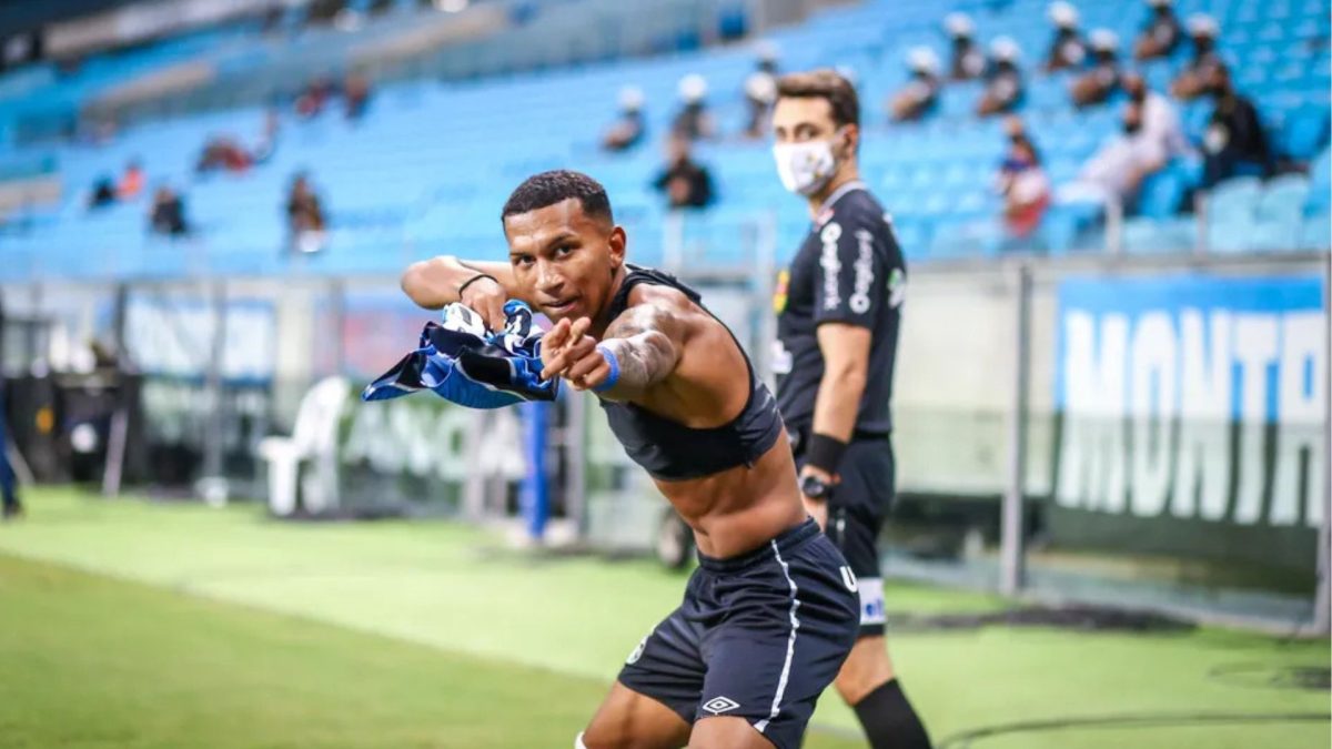 Avaí contrata o atacante Léo Chú e Felipe Vizeu deve ser anunciado nesta semana