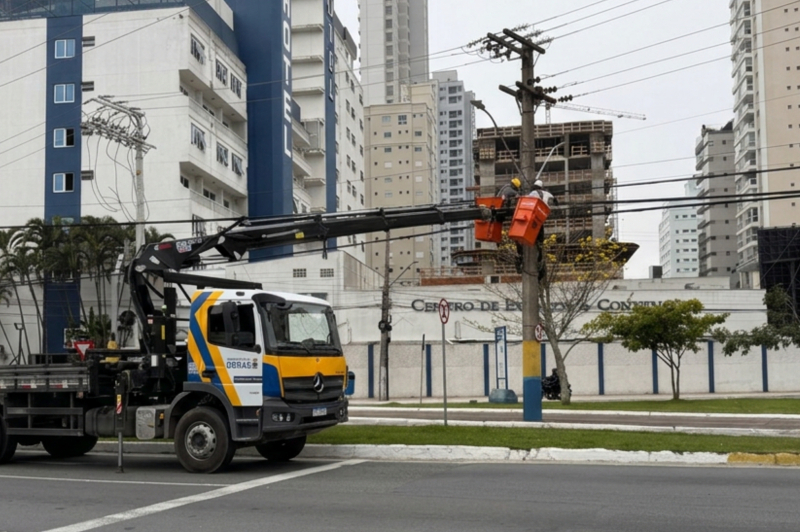 Remoção de fios e linhas inoperantes avança para a Avenida Contorno Sul, em Itajaí
