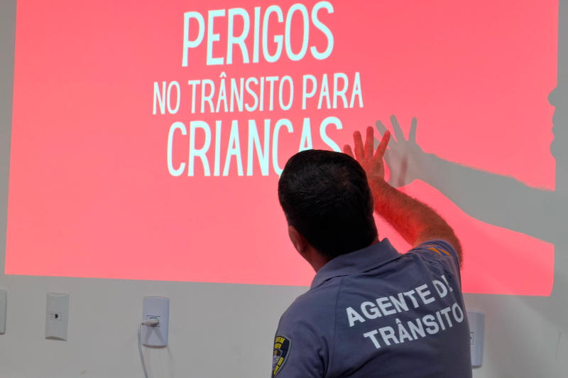 Alunos da educação infantil recebem palestra sobre segurança no trânsito