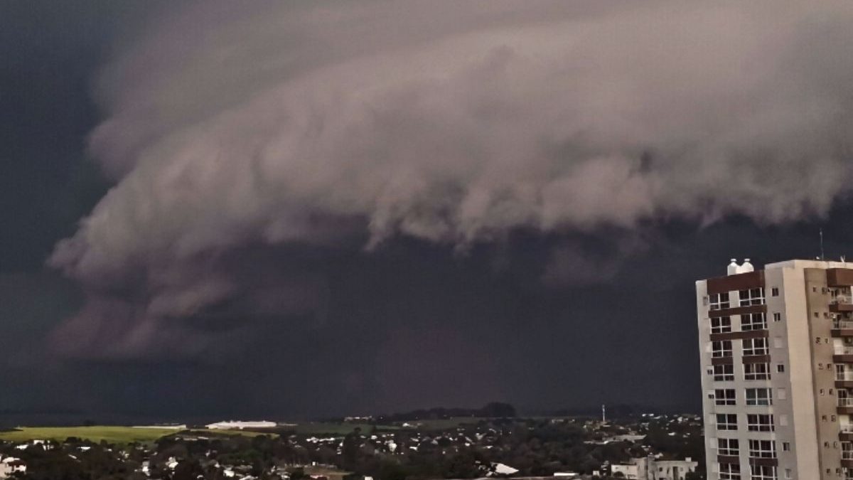 Primeiro ciclone de agosto coloca 5 estados em alerta para chuvarada e ventos de até 150 km/h nas próximas 48 horas