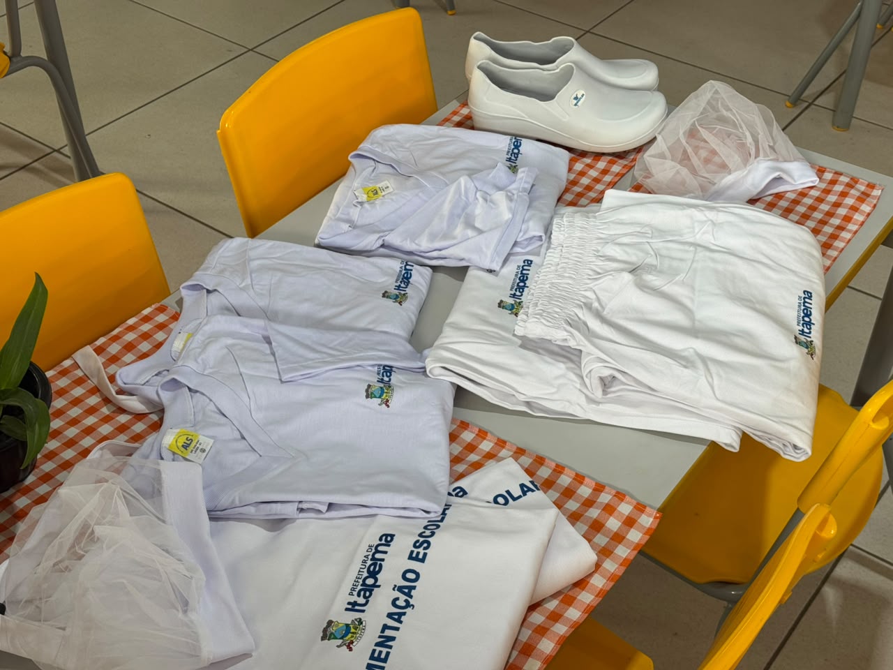 Rede Municipal de Ensino inicia entrega de novos uniformes para merendeiras