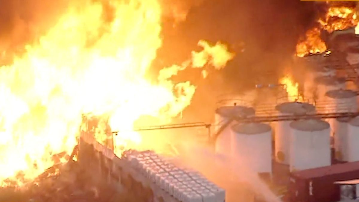 Incêndio de grandes proporções atinge indústria com 24 tanques de solventes em SP