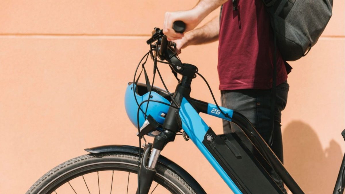 Uso de patinetes e bikes elétricas ganha novas regras em cidade de SC após ação do MP; entenda o que muda