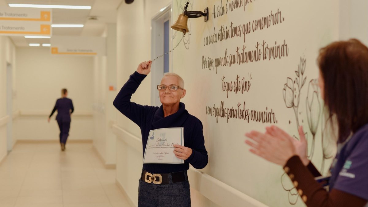 Moradora de SC emociona ao tocar sino após vencer etapa do tratamento contra o câncer: ‘Esse som representa esperança’