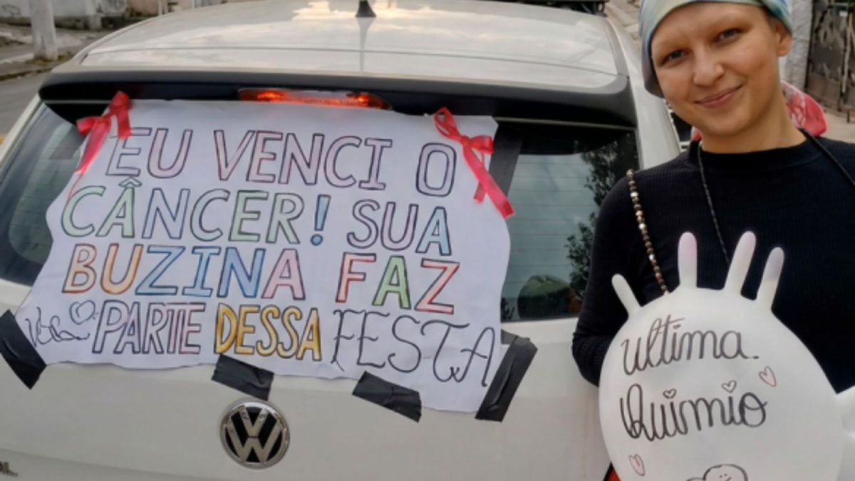 Família faz buzinaço em Blumenau para celebrar vitória de mulher contra câncer de mama: 'Eu venci'