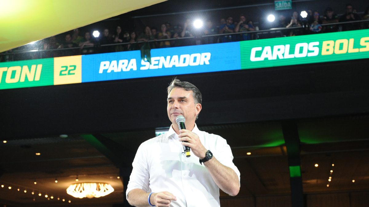 Flávio Bolsonaro já tem data para anunciar vice e deixa mistério para o ‘45 do segundo tempo’