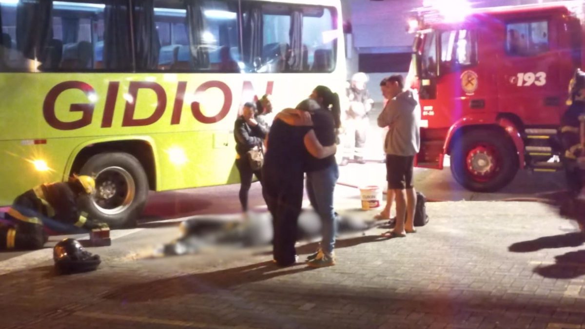 Batida entre ônibus e motocicleta termina com morte em Joinville