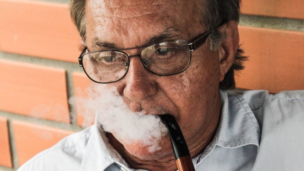 Irmãos começaram produzindo 10 cachimbos por dia e hoje marca de SC fabrica 14 mil peças com modelos a R$ 925