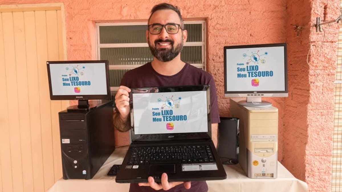 ‘Forma de gratidão’: Catarinense transforma sucatas em computadores funcionais para pessoas carentes