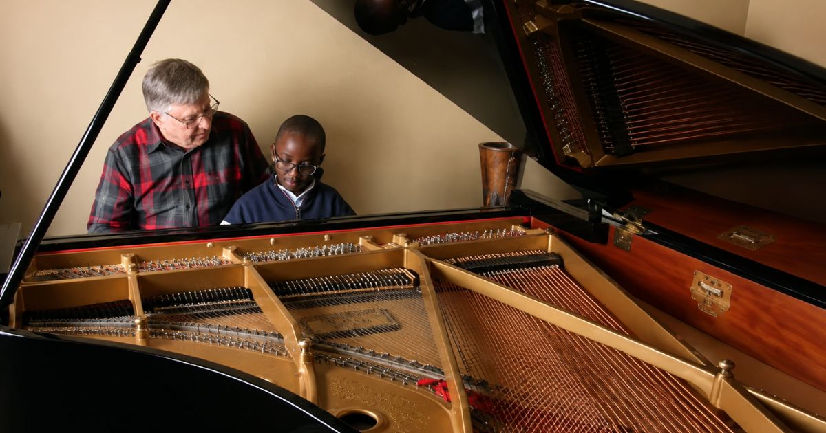 Um teclado esquecido no porão revela o talento escondido de um jovem prodígio com autismo; o que ninguém imaginava era a surpresa quando o menino ganha um piano de R$ 70 mil de um desconhecido