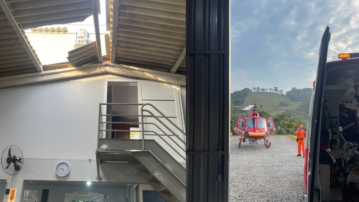 Trabalhador de 43 anos despenca de telhado de 6 metros em estabelecimento de SC