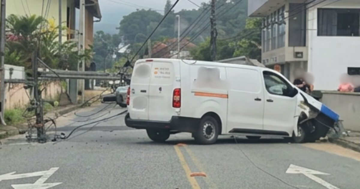 Furgão bate em poste e estrutura cai no meio da rua em Guabiruba