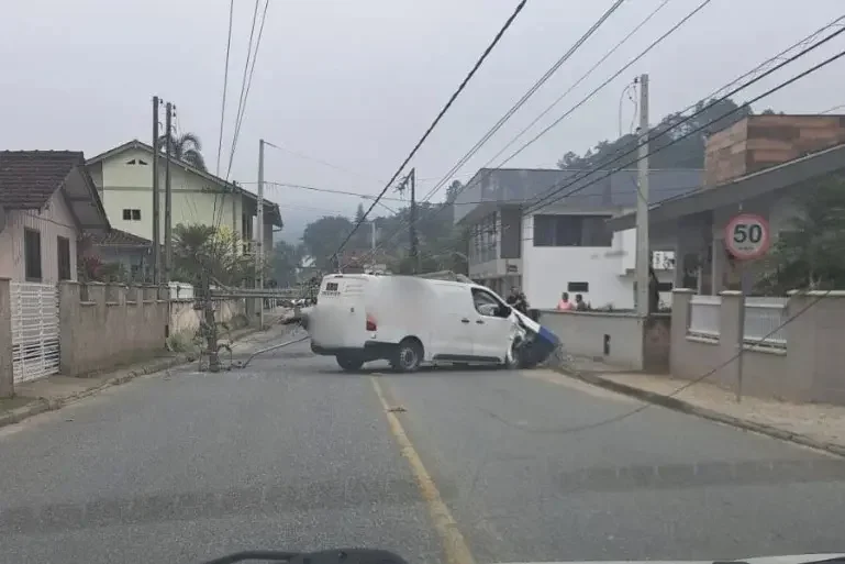 Carro bate em poste e motorista fica preso às ferragens em Guabiruba