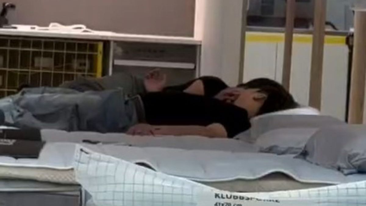 Casal exagera no ‘teste’ de cama em loja e revolta mãe que passeava com filho: ‘Nojento’