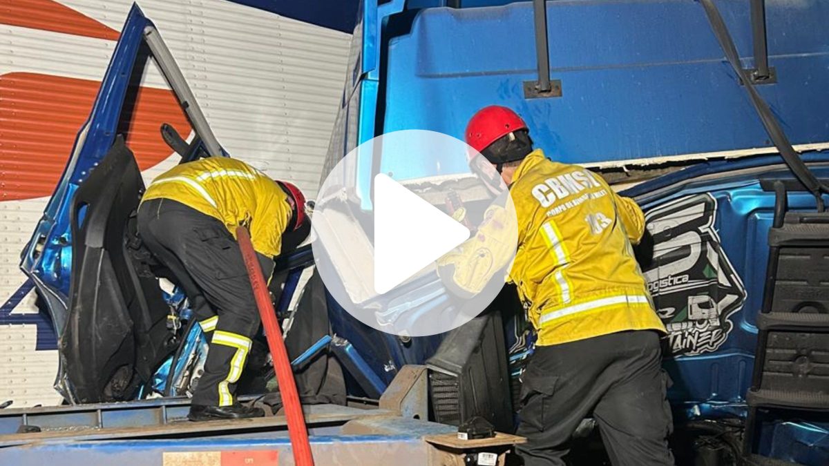 Motorista fica preso às ferragens após cabine ser esmagada em acidente com caminhões na BR-101 em SC