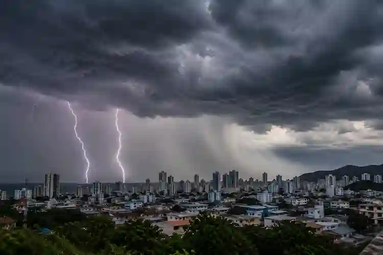 Alerta de temporais em Santa Catarina: chuva forte, raios e granizo preocupam meteorologistas