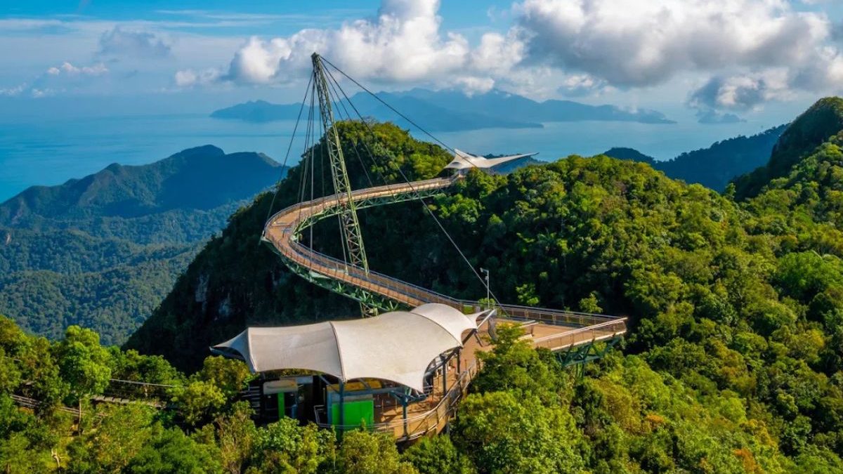 A 660 m de altura, ponte curva de 125 m sustentada por um único mastro e erguida por helicóptero impressiona com vista 360º