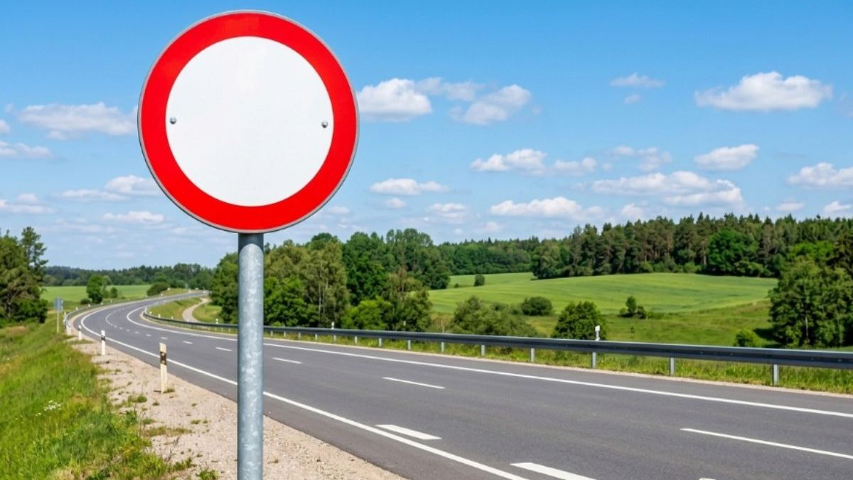 Placa com círculo vermelho ‘vazio’ gera dúvida em motoristas: entenda o significado do sinal que viralizou
