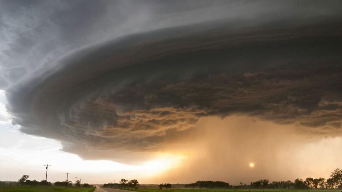 Ciclone bomba que ameaça chegar em SC pode causar ventos de até 130 km/h, afirma meteorologista; veja as regiões