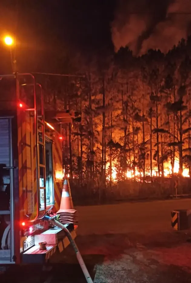Bombeiros utilizam 40 mil litros de água para controlar incêndio em empresa