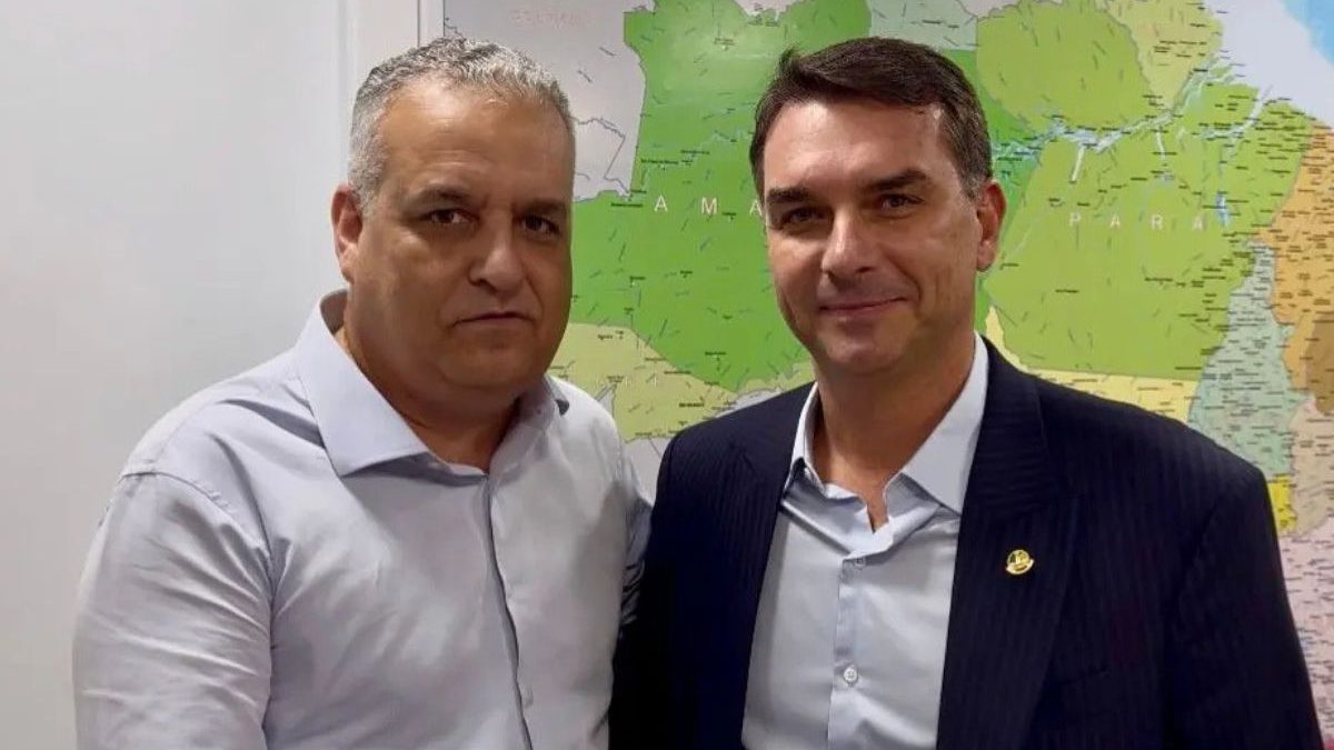 Flávio Bolsonaro anuncia Alfredo Gaspar como vice na disputa pela Presidência