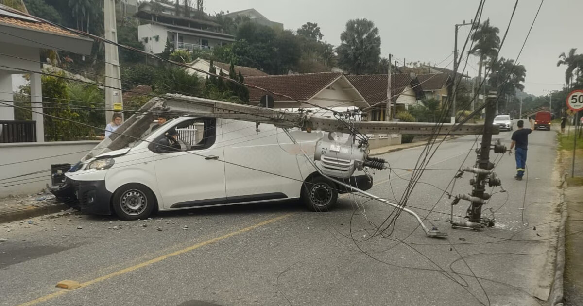 Motorista atingiu poste em Guabiruba após sofrer mal súbito, diz empresa