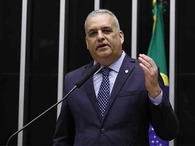 Flávio Bolsonaro anuncia Alfredo Gaspar, relator da comissão do INSS, como vice