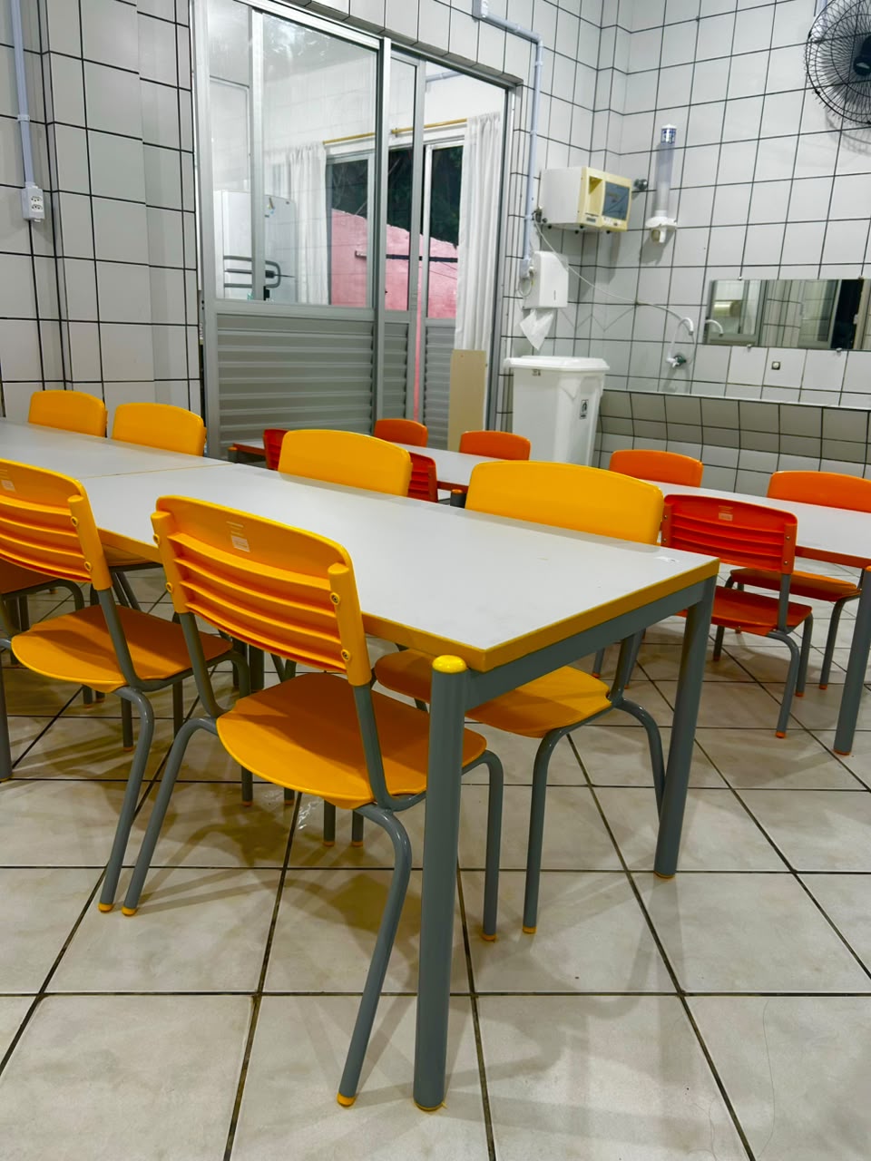 Mais 46 novos conjuntos para refeitório são entregues nas unidades da Rede Municipal de BC