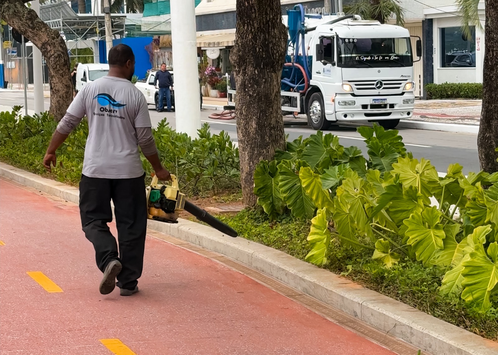 Esforço Concentrado retorna à orla da Praia Central com diversos serviços de limpeza e manutenção |