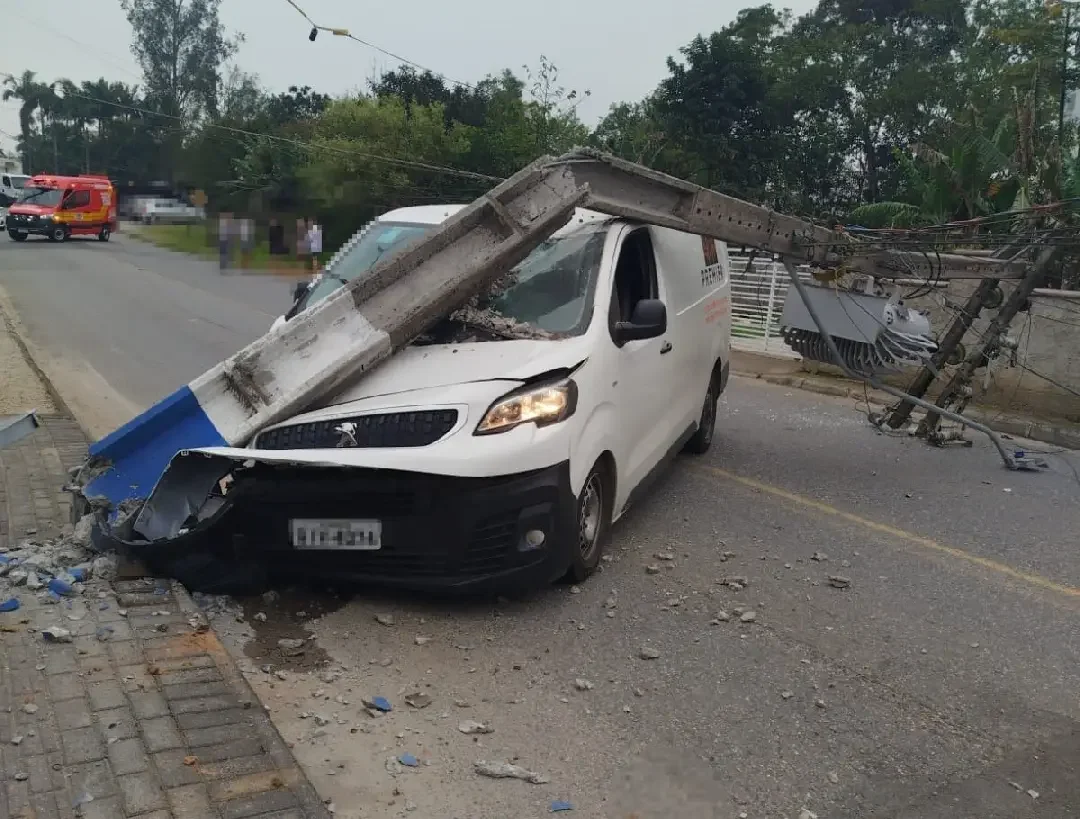 Bombeiros divulgam novos detalhes de acidente que derrubou poste em Guabiruba