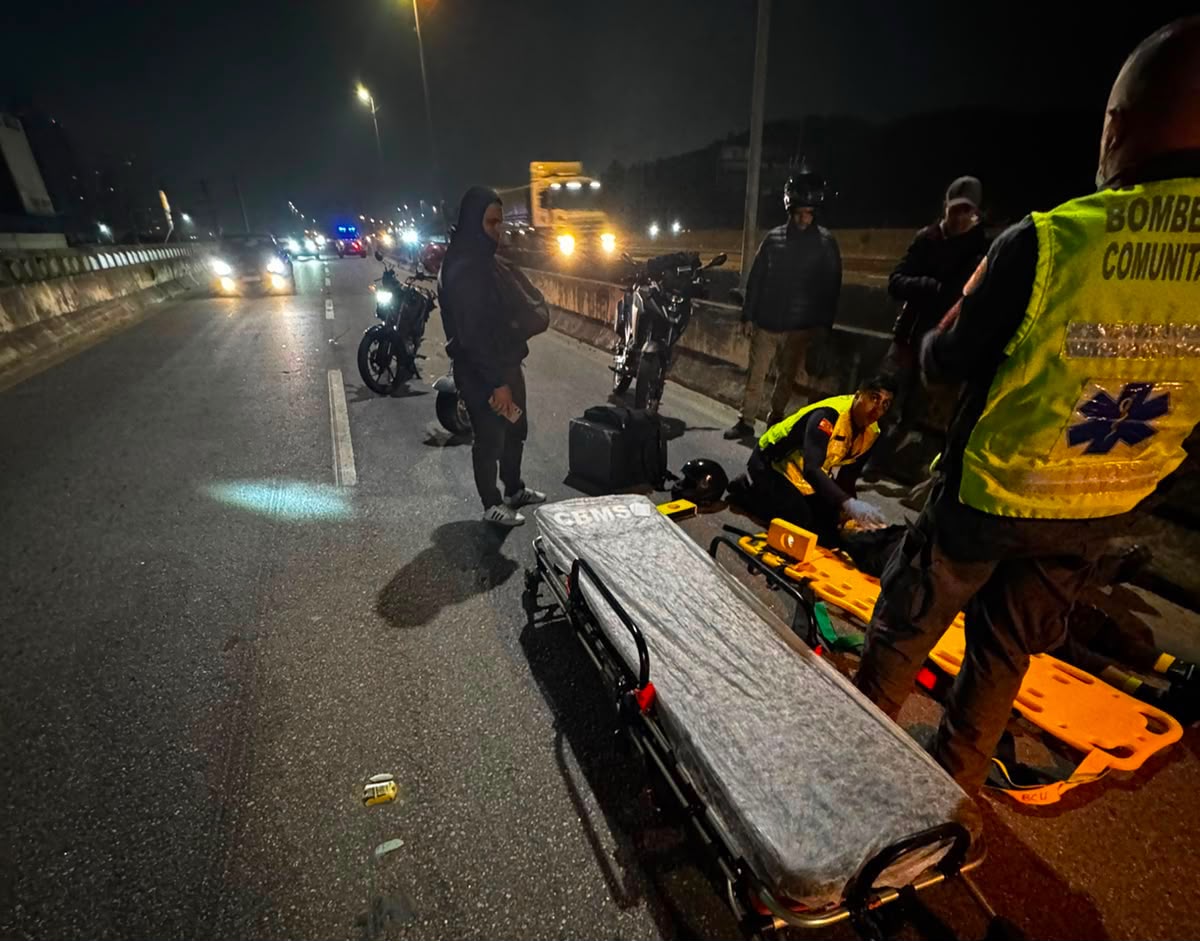 Motociclista ficou ferido após sofrer queda na Marginal Leste em Balneário Camboriú