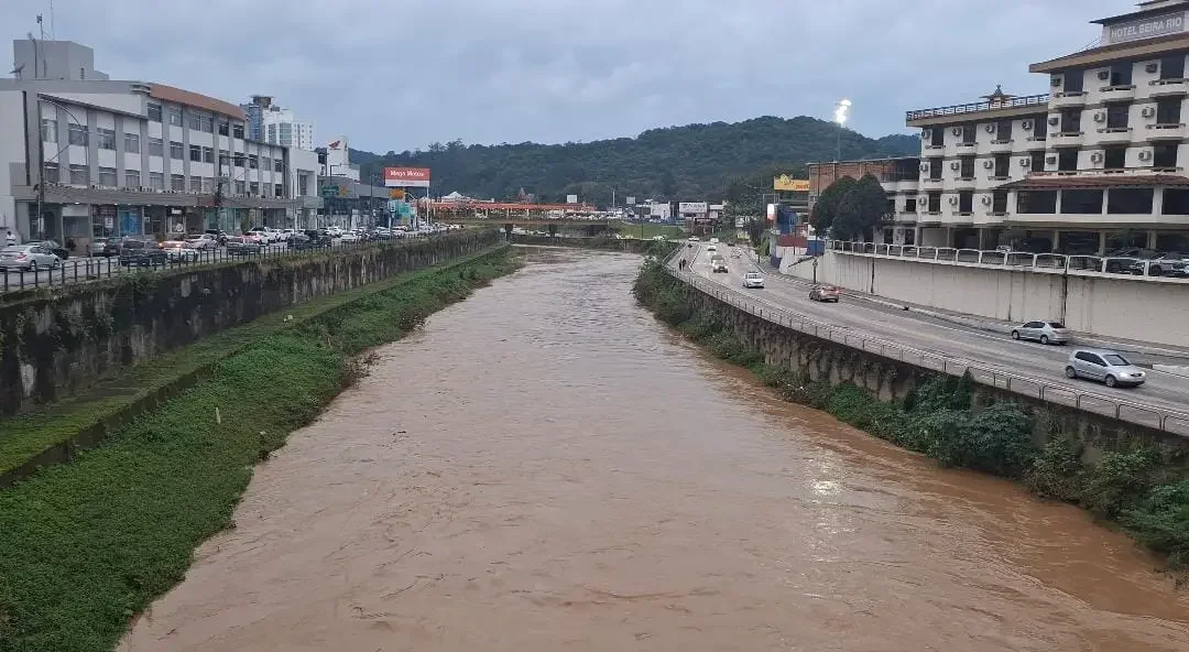 Defesa Civil emite alerta para risco alto de chuva intensa