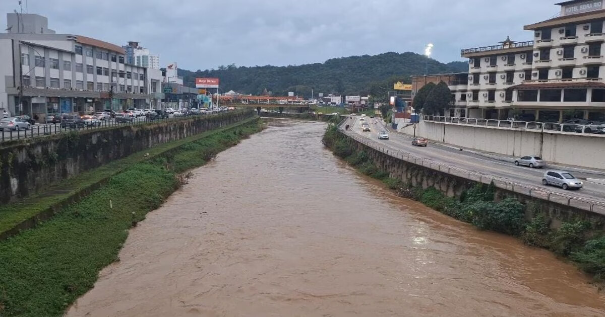 Defesa Civil de Brusque alerta risco para chuva intensa e rajadas de vento nos próximos dias