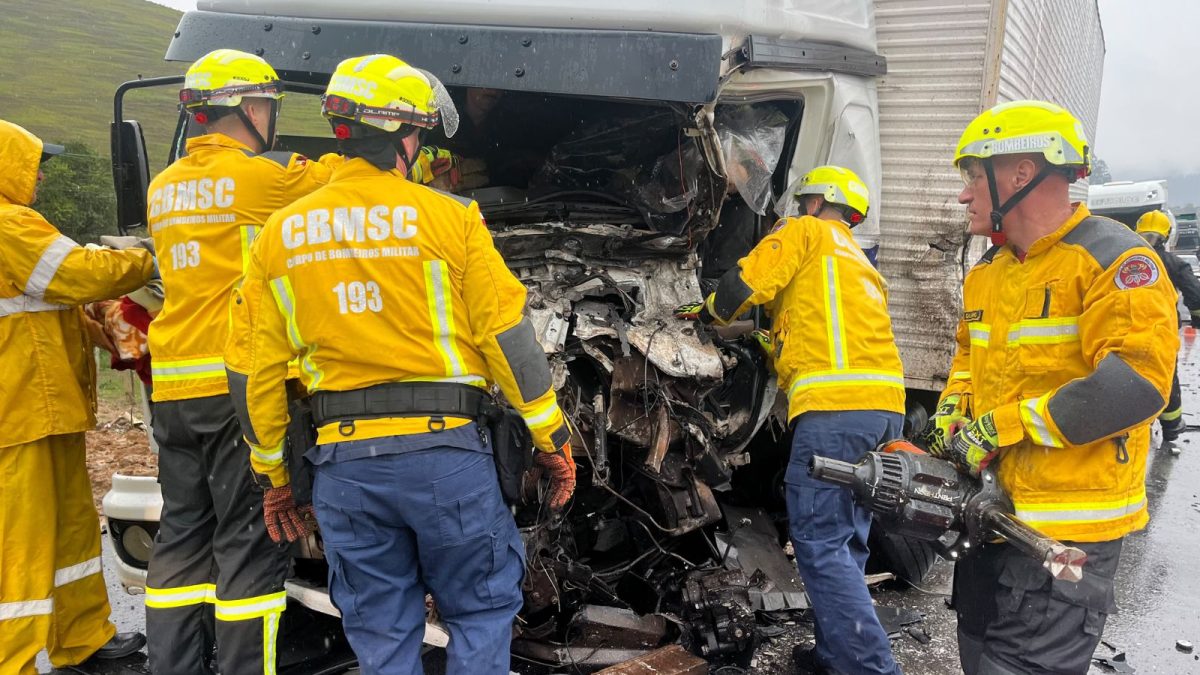 Grave acidente entre quatro caminhões interdita rodovia e deixa motorista gravemente ferido em SC