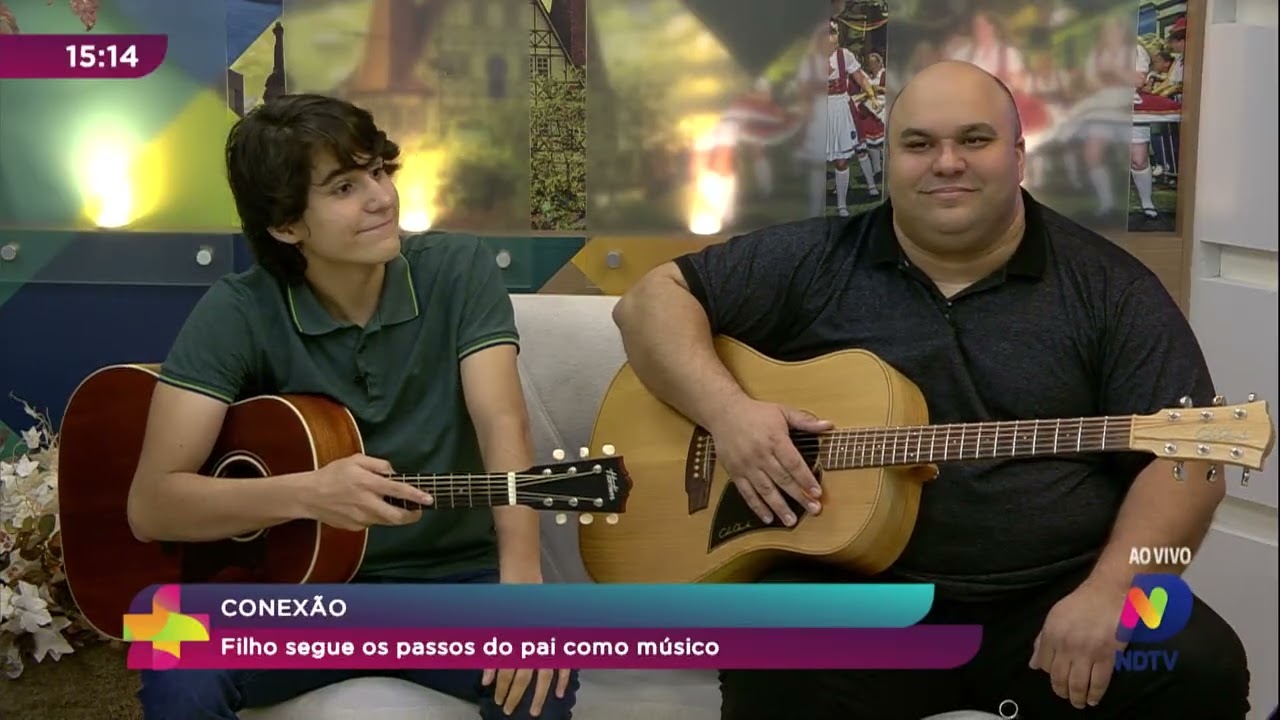 Filho segue os passos do pai como músico
