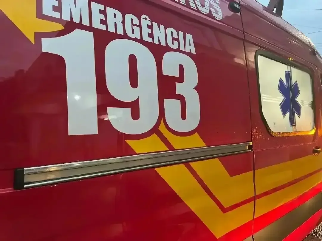 Motorista desvia de cachorro e bate carro contra poste no Águas Claras