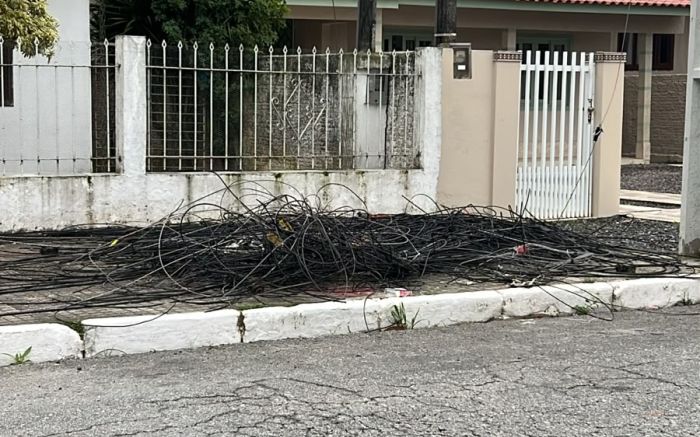 Limpeza tira seis toneladas de fios sem uso dos postes de Itajaí